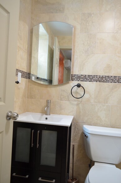 private full bathroom - 14906 Elm Ave