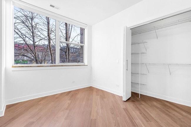 Building Photo - 914 W Hubbard St