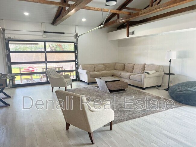 Building Photo - 1759 N Spring Cir