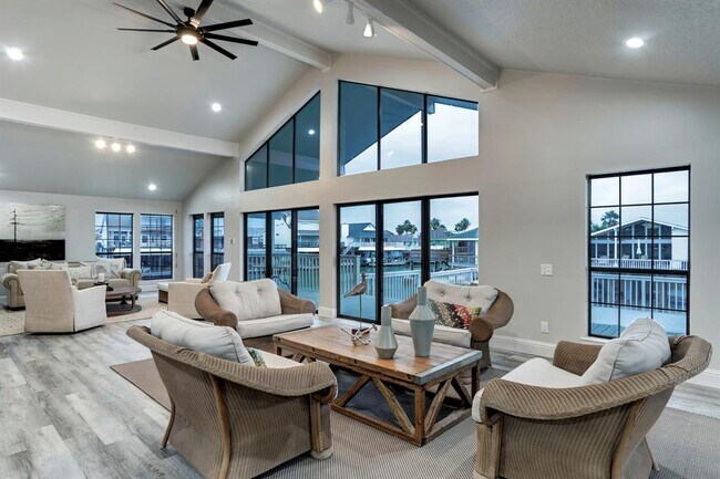 Building Photo - 1239 Hawaii Dr