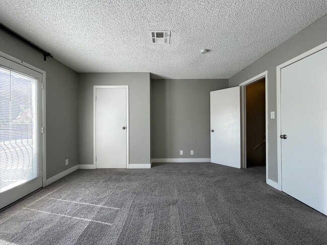 Building Photo - 2 BED 2 BATH TOWNHOUSE NEAR LAKE MEAD AND ...