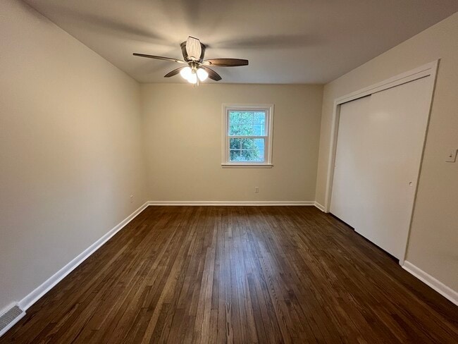 Building Photo - 908 Lynbrook Dr