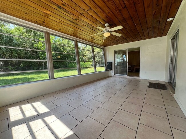 Building Photo - AVAIL 10/15 -- $1,200 ** Annual ** 2 Bed /...