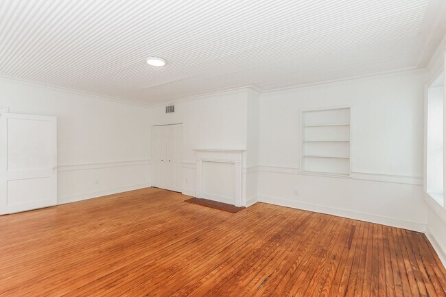 Building Photo - 2 bed/1 bath on King St. Live in the Heart...