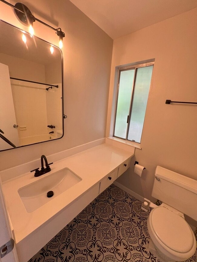 Building Photo - UPDATED TOWNHOME, COMMUNITY POOL, BRIGHT R...