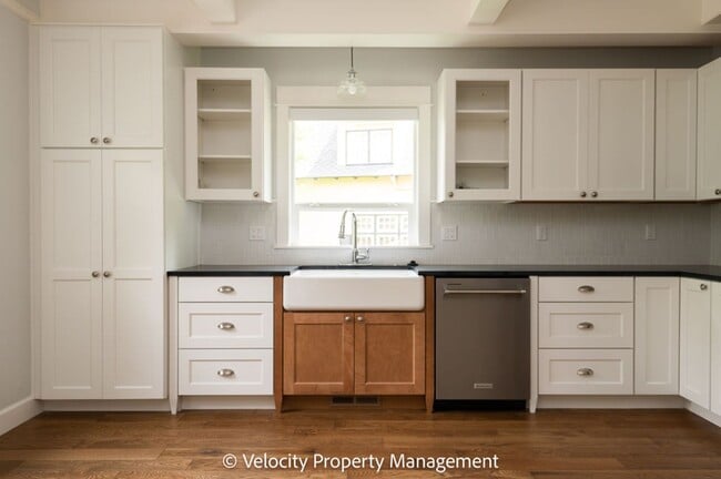 Building Photo - Beautiful Home Across the Street from Drake Park!