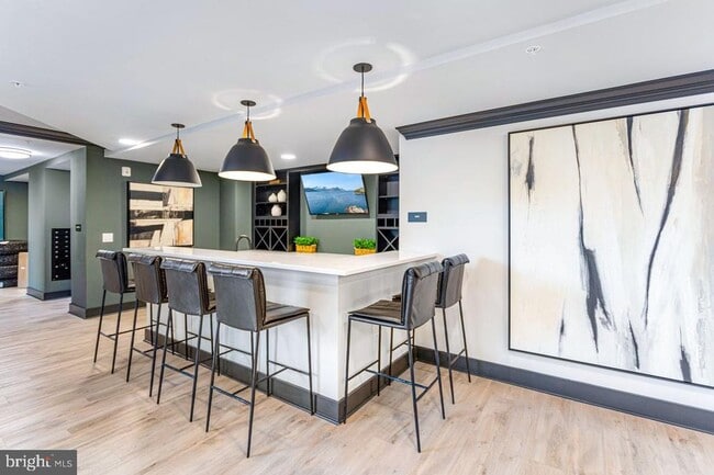 Building Photo - 701 N Henry St