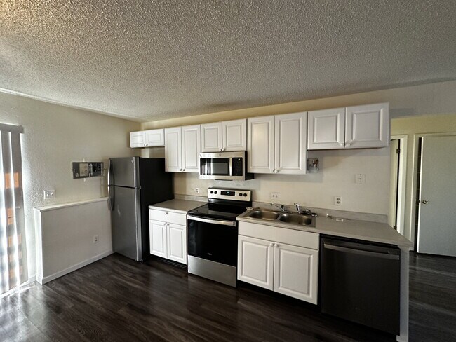 Building Photo - "Cozy 2-Bed Retreat with Charm!"