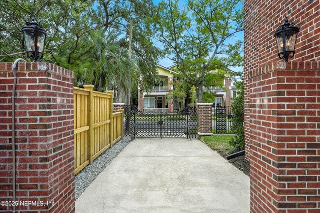 Building Photo - 2131 St Johns Ave
