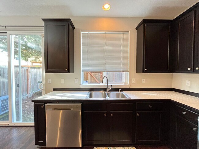 Building Photo - Super-Cute Townhouse! 3 bed + 2.5 baths w/ Fantastic Floor Plan! (A/C & Washer / Dryer included!)