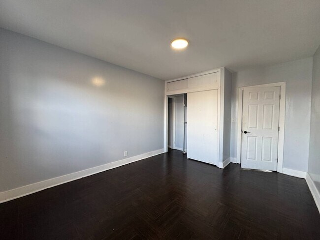 Building Photo - 1254 White Plains Rd