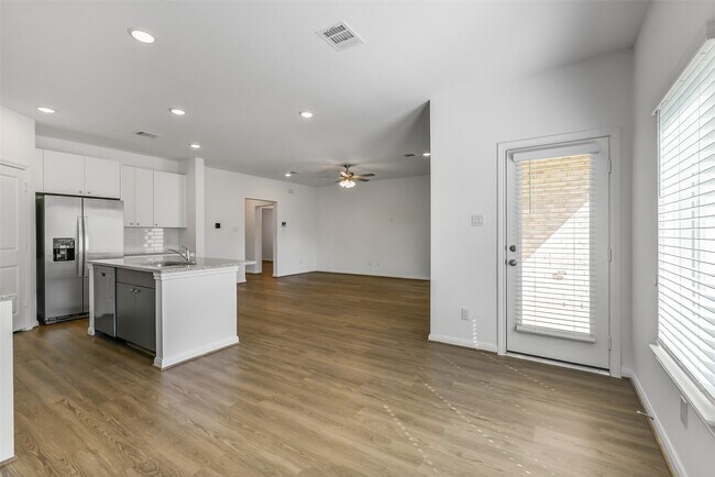 Building Photo - 13610 Pine Dr