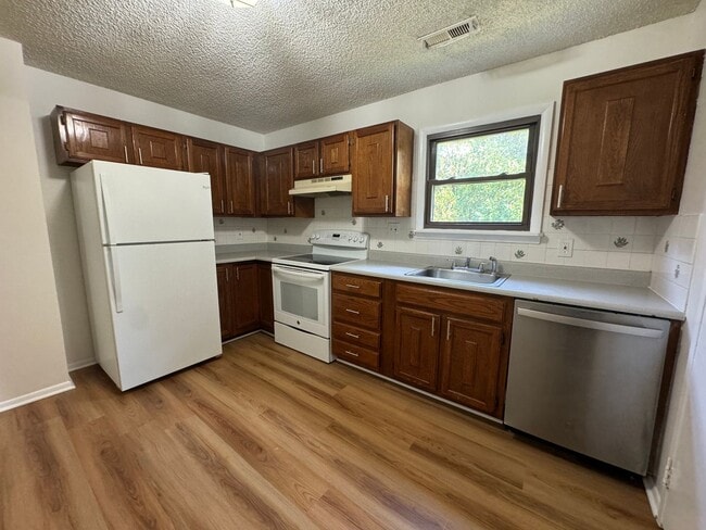 Building Photo - TWO BEDROOM TOWNHOME