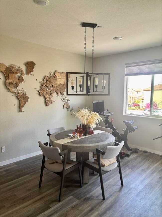 Building Photo - STUNNING (3 Story - Sprawling Floor Plan) ...