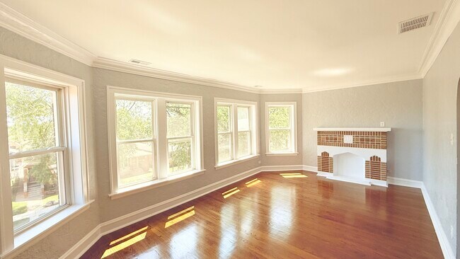 Building Photo - 10638 S Ave C