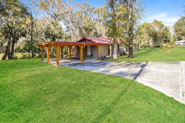 Building Photo - "Charming 3-Bed Sanctuary with Scenic Views in Floral City - 1608 Sq Ft of Comfort!"