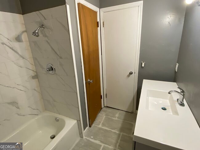 Building Photo - 374 E Monroe Ave