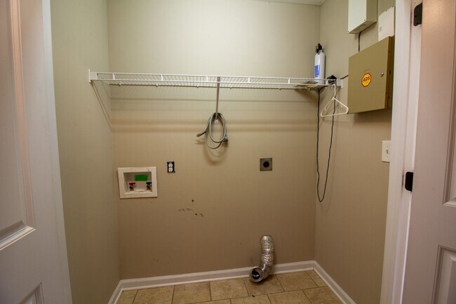 Building Photo - Fresh and Clean 3/2 with BONUS room and fenced yard.  Go.