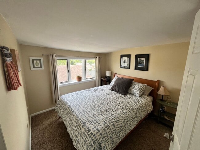 Building Photo - Charming Cottage in Highly Desirable Colon...