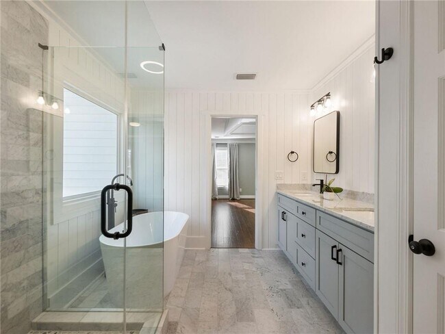 Building Photo - 3965 Hamilton View Way NE