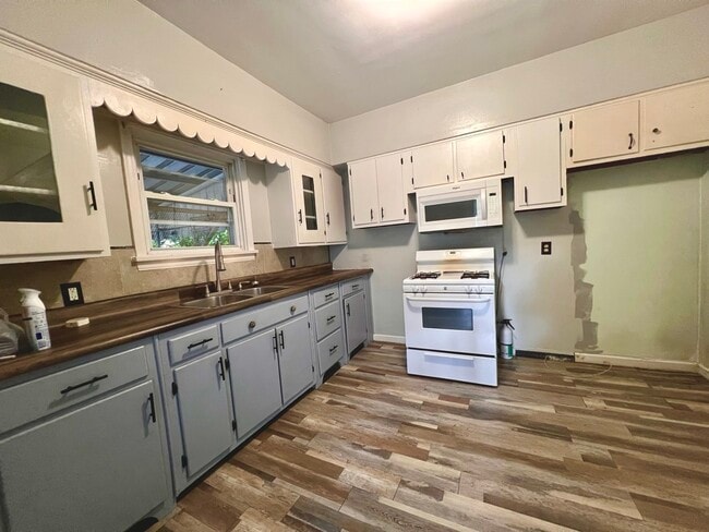 Full Kitchen w/ Appliances - 1221 Church St