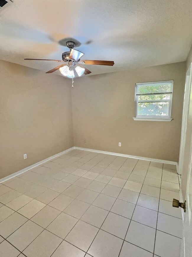 Building Photo - 3 Bedroom 1.5 Bathroom home in Ocean Springs School District