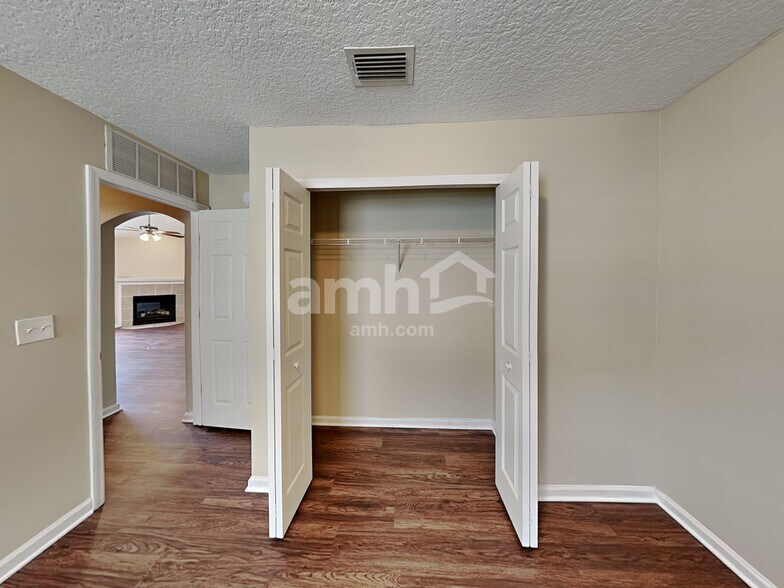 Building Photo - 9177 Prosperity Lake Dr