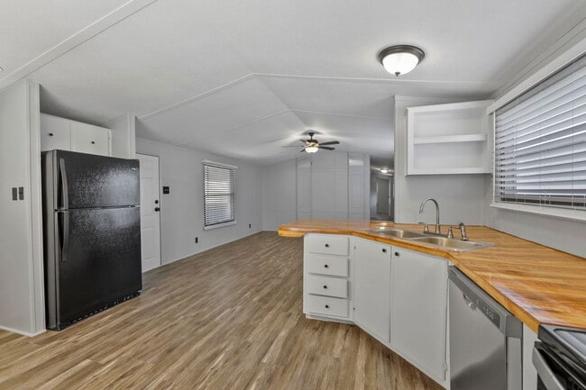 Building Photo - 6516 Blue Water Ct