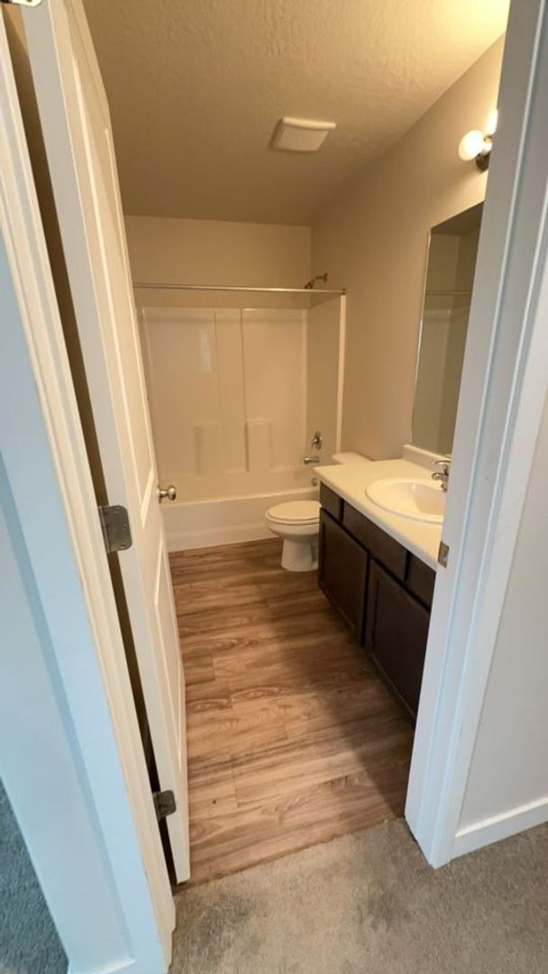 Building Photo - Lovely NSL Townhome - available this month!