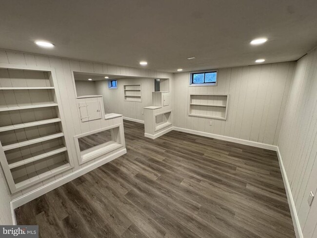 Building Photo - 601 E Lakeshore Dr