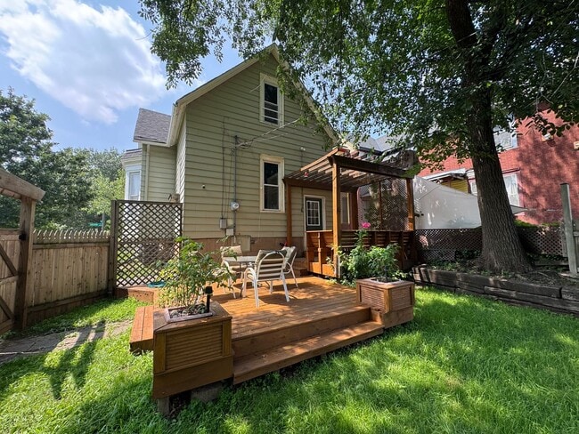 Building Photo - Magnificent, Beautifully UPDATED, 3 Bedroo...
