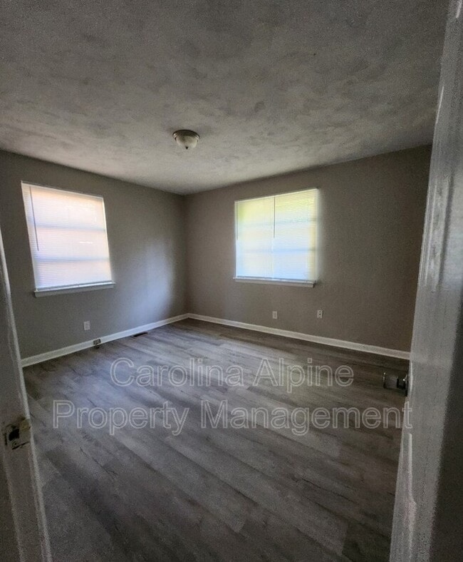 Building Photo - 1733 Finchley Dr