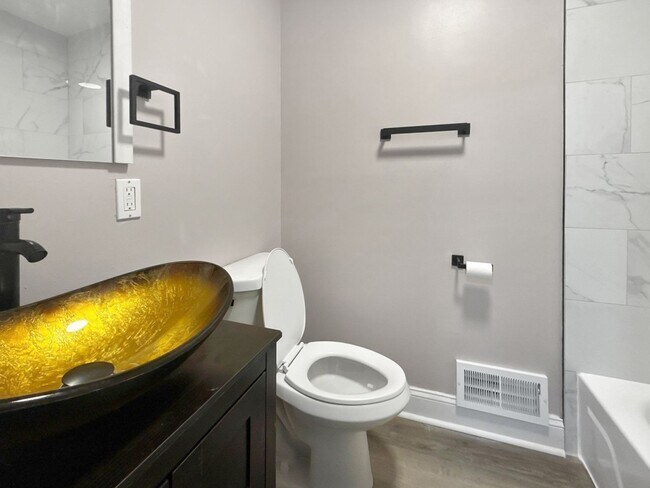 Building Photo - Renovated 3BR Rowhome with Central AC & Fenced Yard