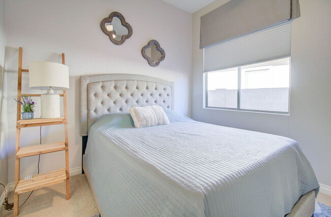 Building Photo - 1833 W Periwinkle Way