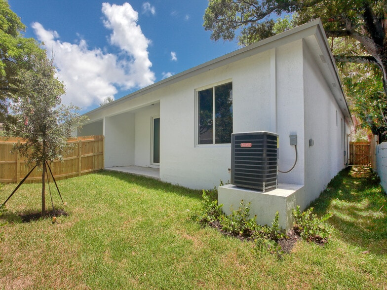 Building Photo - 1515 SW 27th Ct