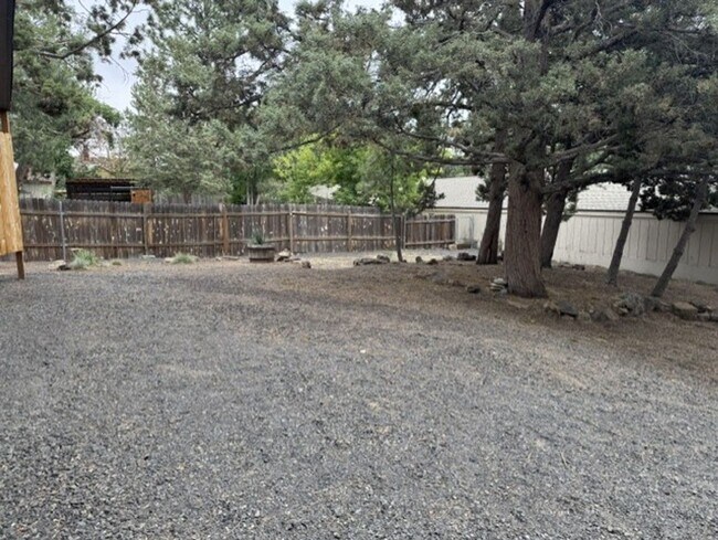 Building Photo - Fantastic location just steps from the Deschutes River and 1st St Rapids Park