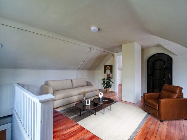 Building Photo - 10112 Columbia Ave