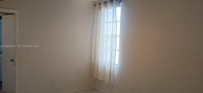 Building Photo - 1591 NE Miami Gardens Dr
