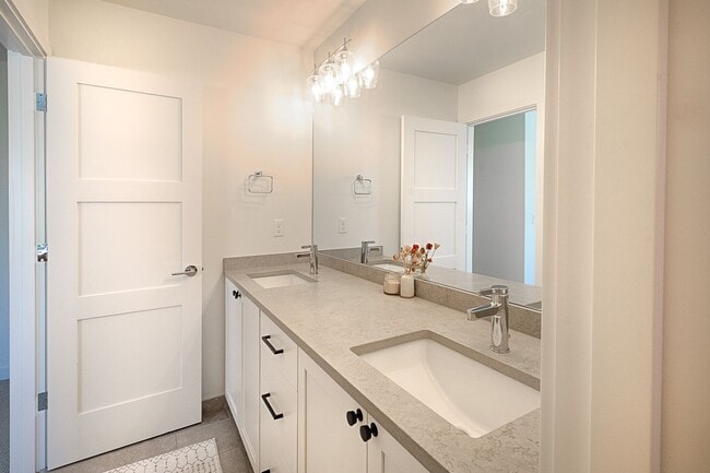 Building Photo - Impeccable Designer Townhome