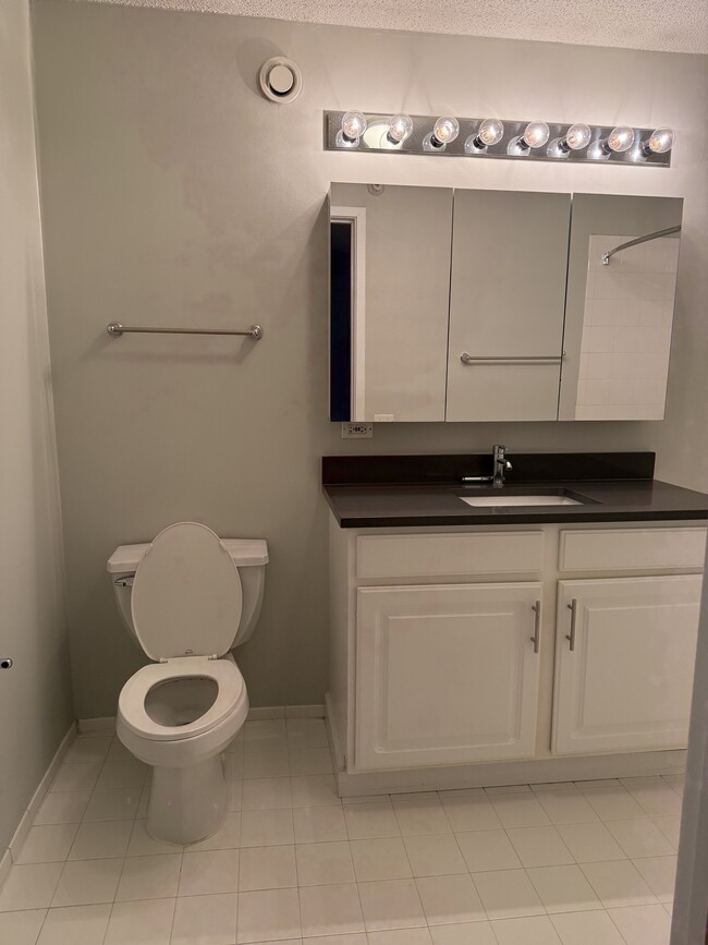 Building Photo - 544 N State St