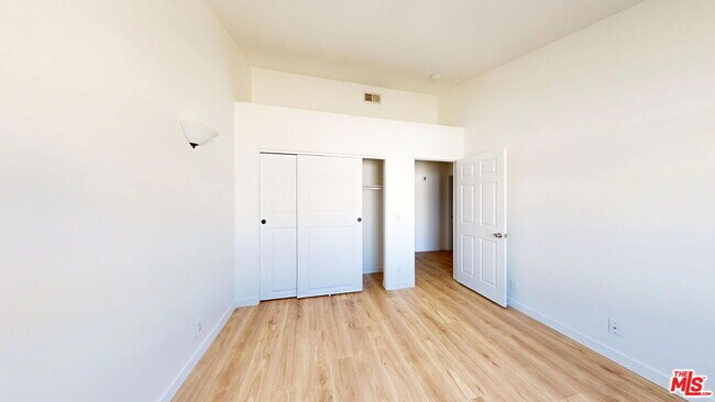 Building Photo - 18347 Saticoy St