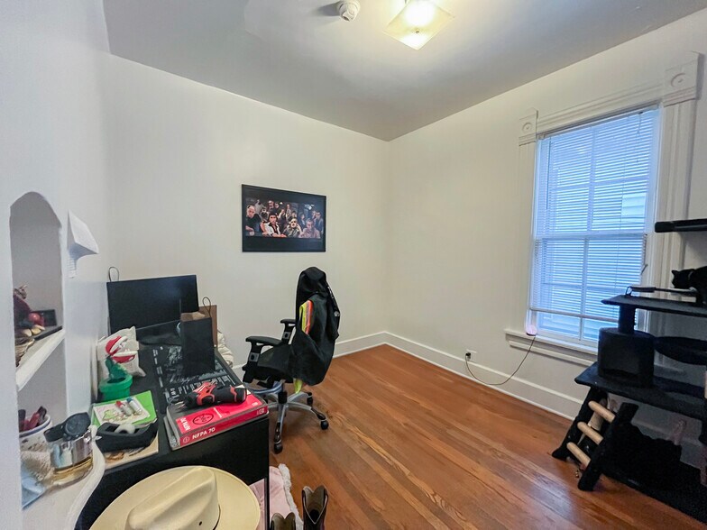 Room #2 - 2453 N Oakland Ave