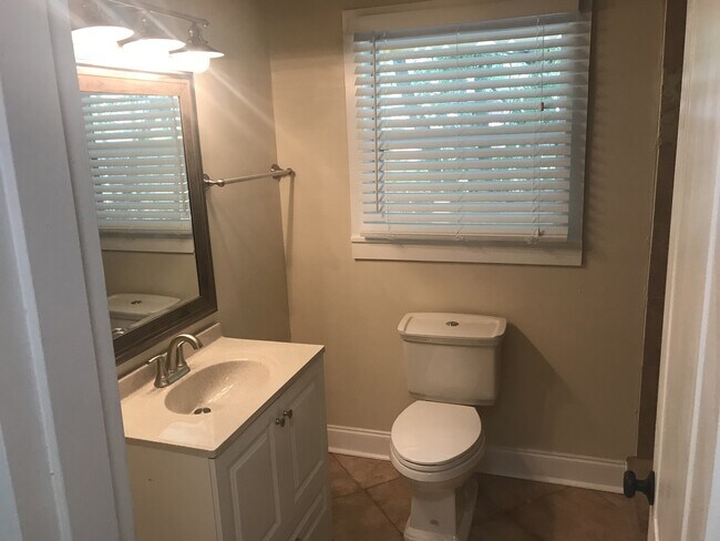 Building Photo - Large Old West Tampa Home