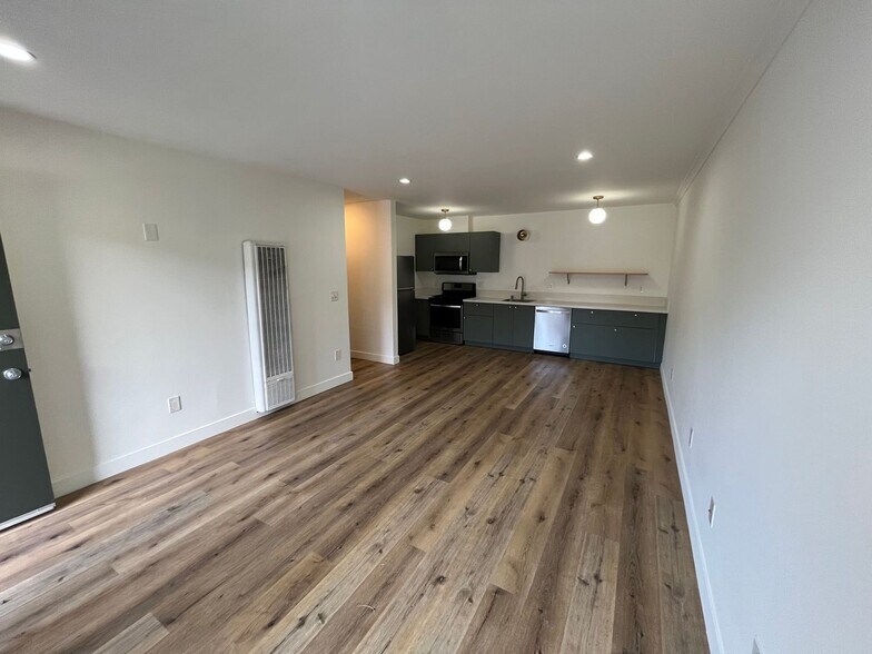 Building Photo - Individual Bungalows: All 1 bedroom/ 1 bath units all with LARGE PRIVATE YARDS.