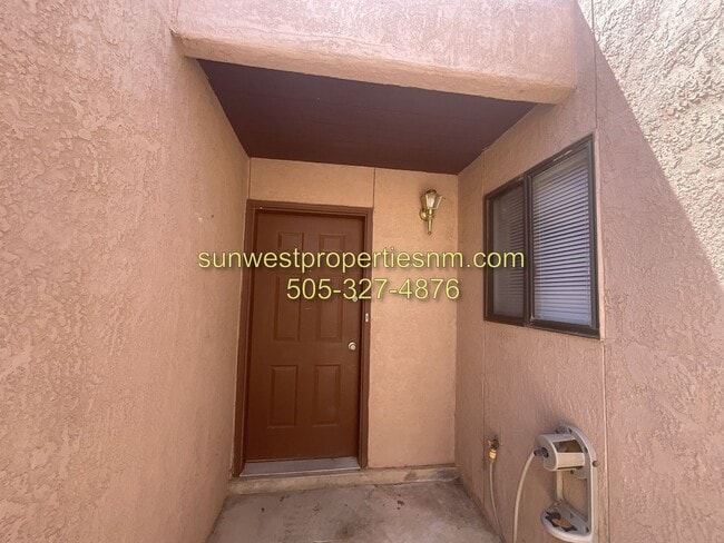 Building Photo - 2 Bed, 2 Bath Townhouse