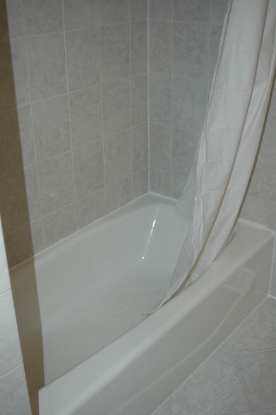 Main bathroom - 826 E Capri Dr