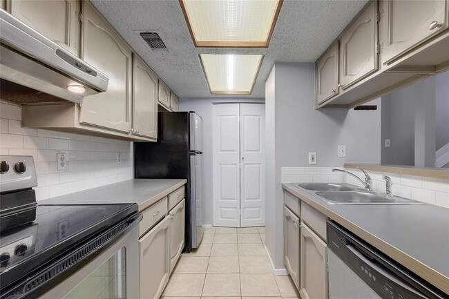 Building Photo - 1800 Cinnamon Path