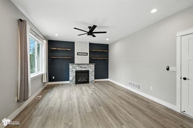 Building Photo - Charming & Updated 4BD/2.5BA!