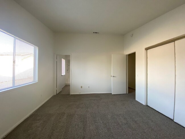 Building Photo - North Redlands Home with NEW Paint & Carpet