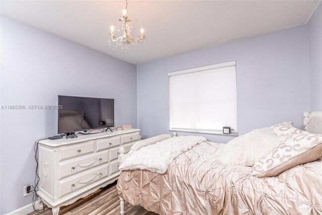 Building Photo - 4913 SW 32nd Way